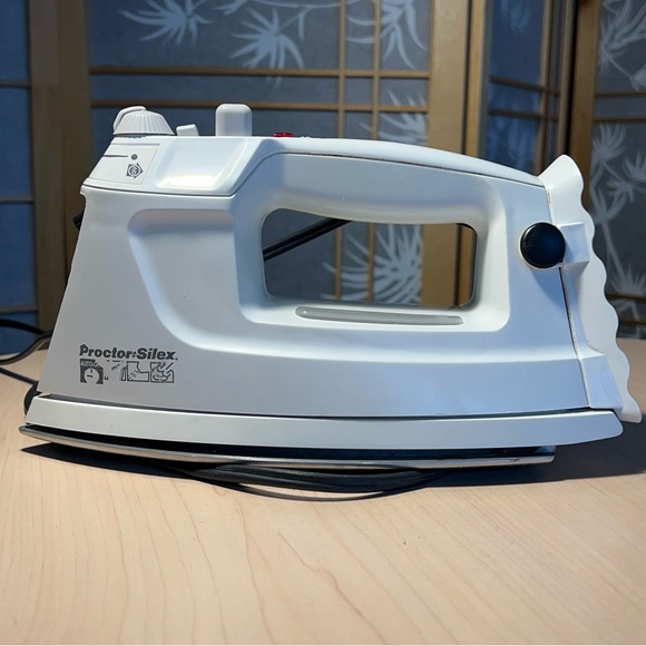 Proctor Silex Auto-off Iron Nonstick Soleplate and Adjustable Steam Spray Blast - Picture 5 of 11